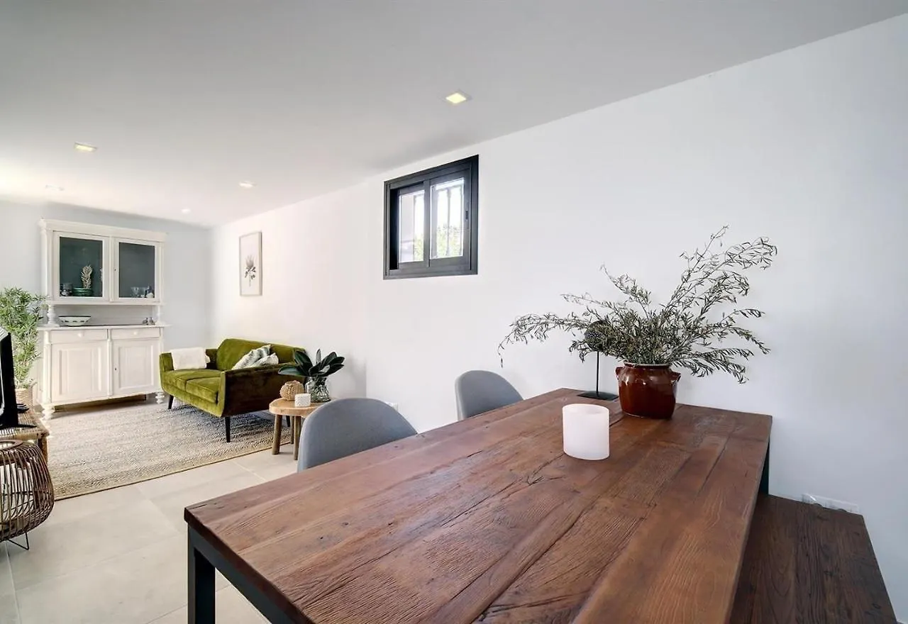 בית נופש הוילה אסטפונה Renovated Townhouse San Roque 85
