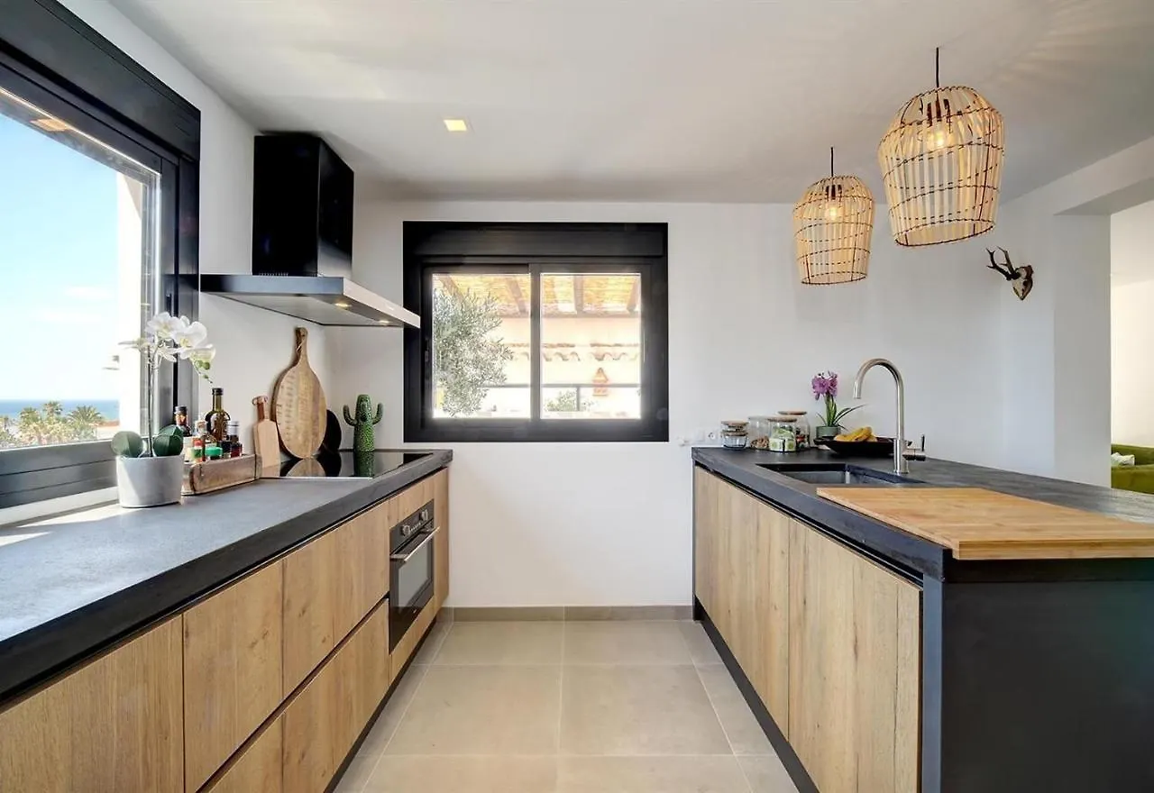 בית נופש הוילה אסטפונה Renovated Townhouse San Roque 85