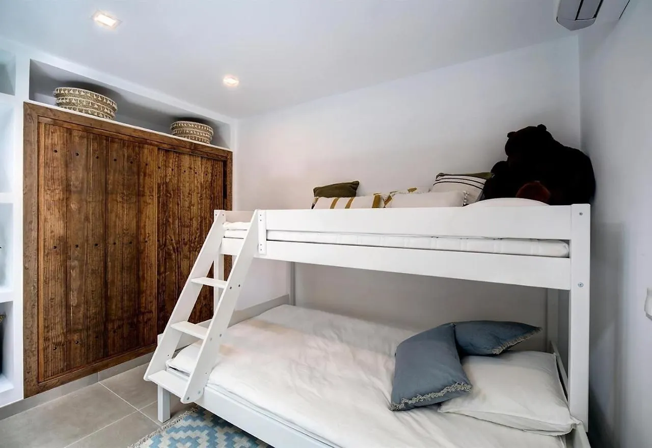 בית נופש הוילה אסטפונה Renovated Townhouse San Roque 85