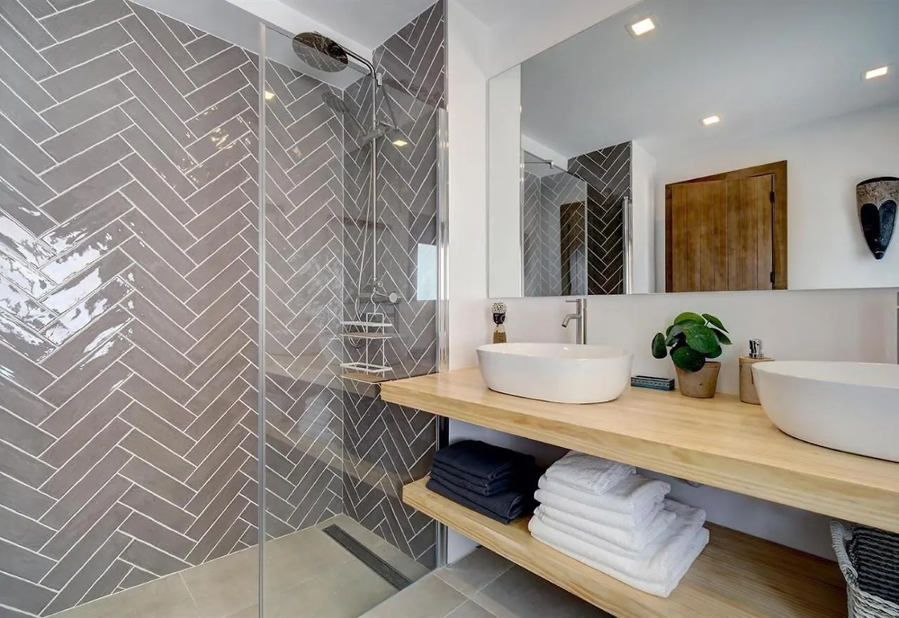 הוילה אסטפונה Renovated Townhouse San Roque 85