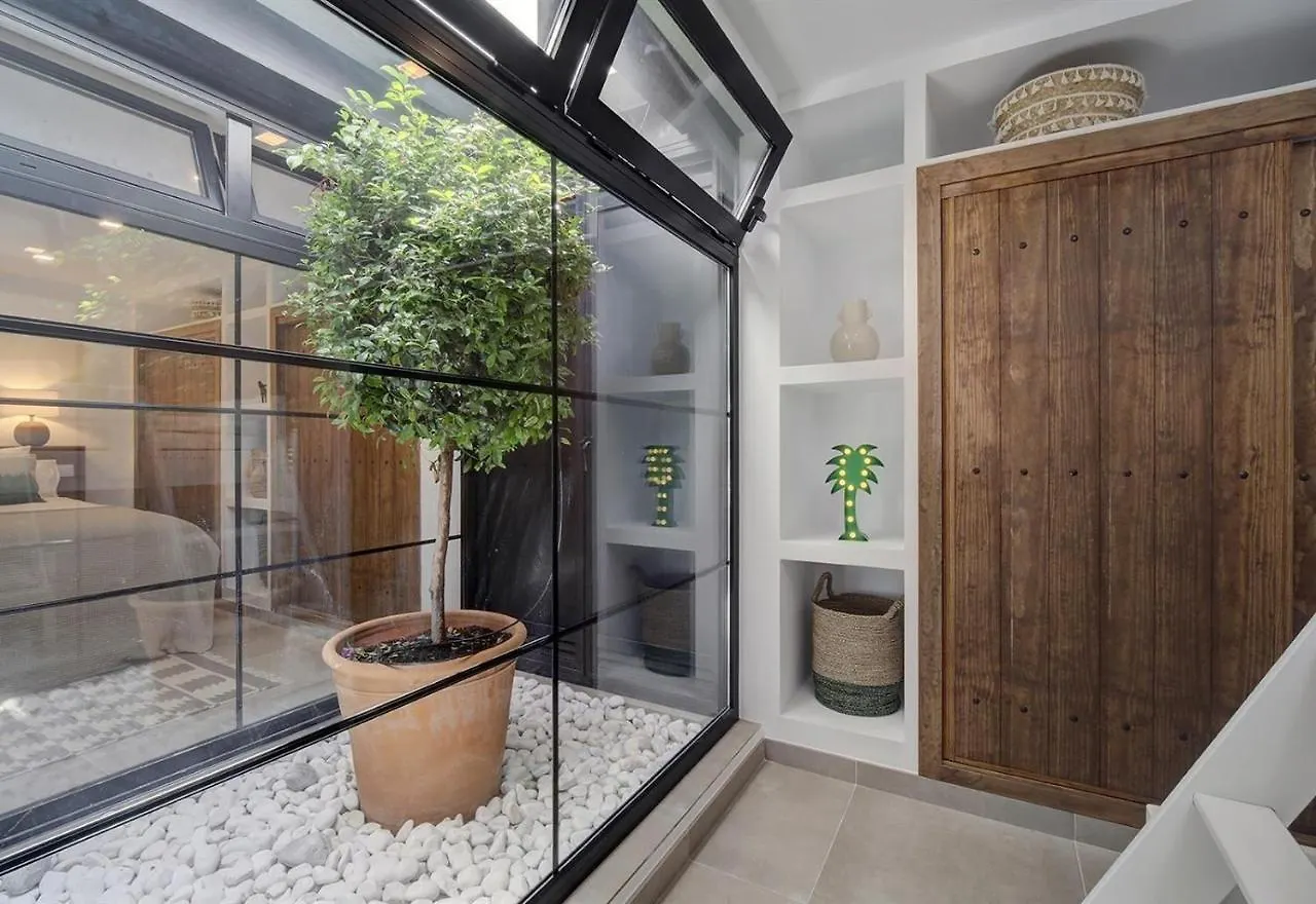 הוילה אסטפונה Renovated Townhouse San Roque 85 בית נופש