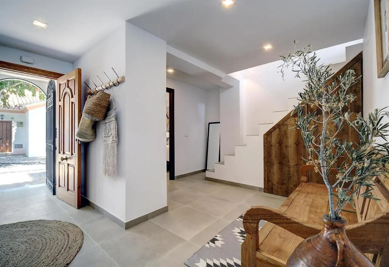 בית נופש הוילה אסטפונה Renovated Townhouse San Roque 85 ספרד