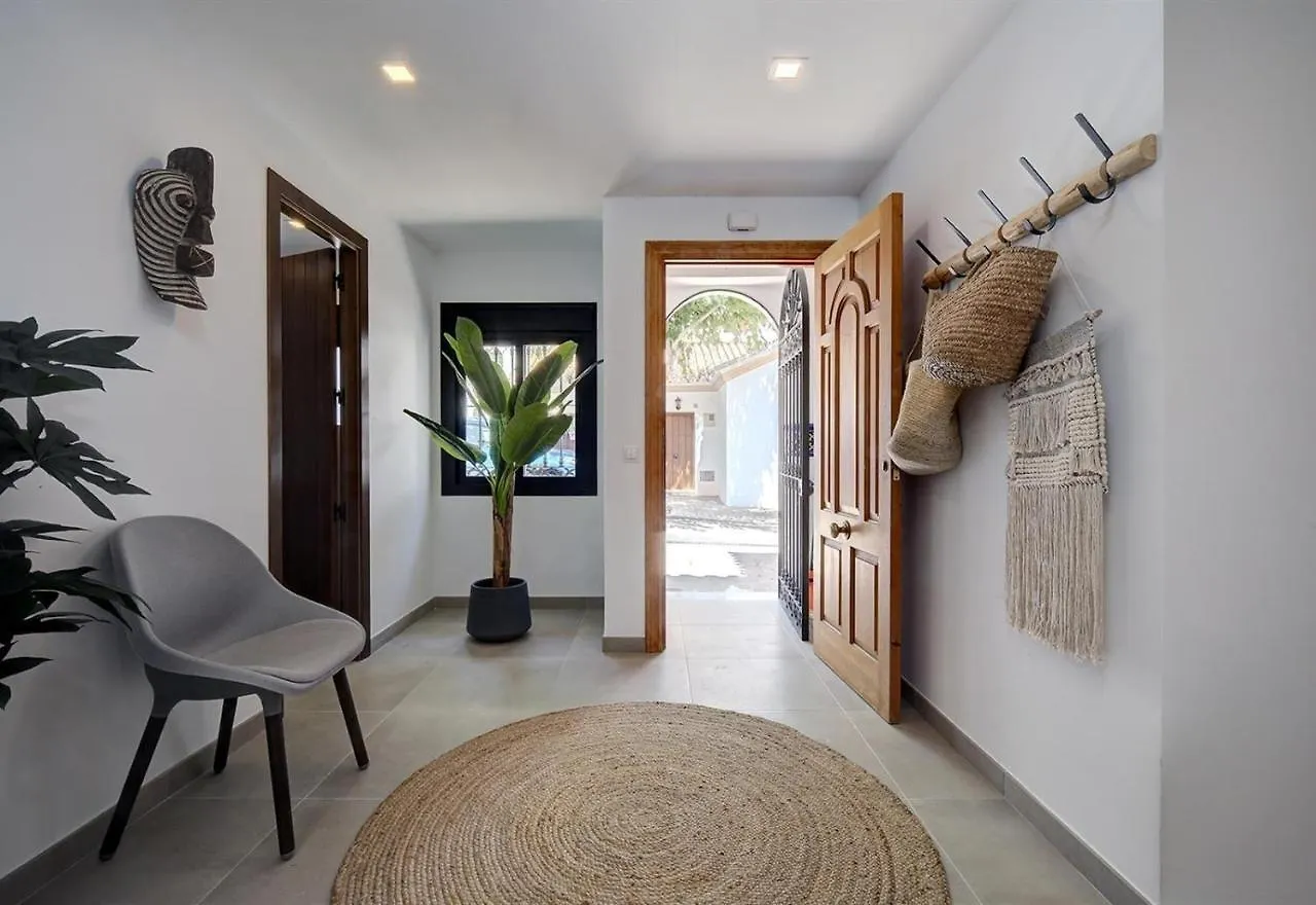 בית נופש הוילה אסטפונה Renovated Townhouse San Roque 85
